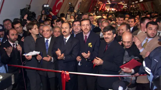 1999 yılında İstanbul'da düzenlenen metro açılış töreninde eski İBB Başkanı Nurettin Sözen, dönemin İBB Başkanı Ali Müfit Gürtuna, Recep Tayyip Erdoğan ve Abdullah Gül. Taraflar kurdele kesiyor. 