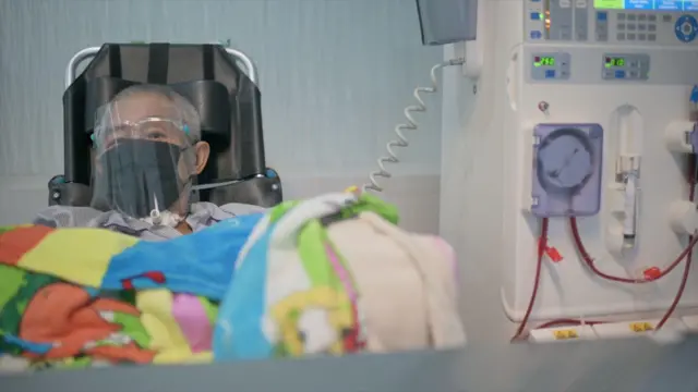 Ọkunrin kan wa lori ibusun nibi ti wọn ti n lo ẹrọ fun itọju kindinrin rẹ.