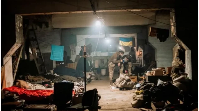 এরকম তিনশোটিরও বেশি সোভিয়েত আমলের বাঙ্কার আছে আজোভস্তাল প্ল্যান্টের নিচে