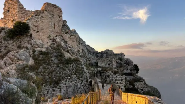 Soldados israelenses caminham pelas ruínas do Castelo de Beaufort, cuja fortaleza fica bem acima deles, à esquerda da foto.
