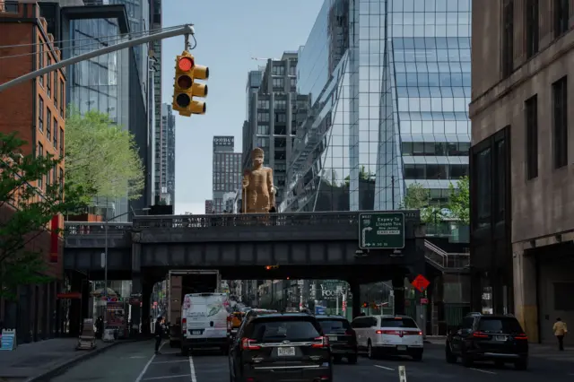 مجسمه ۲۷ فوتی از سنگ ماسه‌ای ساخته شده و به مدت ۱۸ ماه در معرض دید عموم قرار خواهد داشت.