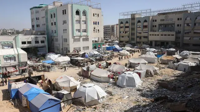 Tents housing displaced Palestinians in the campus of the Islamic University in Gaza City (16 April 2025)