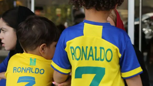 طفلان إيرانيان يستقبلان رونالدو في العاصمة طهران