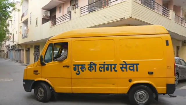 દિલ્હીમાં એક સ્વયંસેવક જૂથ અલગ-અલગ સ્થળોએ લંગર તૈયાર કરીને તેનું વિતરણ કરી રહ્યું છે