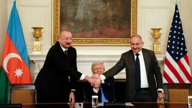 (Слева направо) Президент Азербайджана Ильхам Алиев, президент США Дональд Трамп и премьер-министр Армении Никол Пашинян берутся за руки во время церемонии подписания в Государственной столовой Белого дома в Вашингтоне.