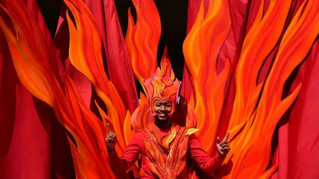 Мужчина в карнавальном костюме