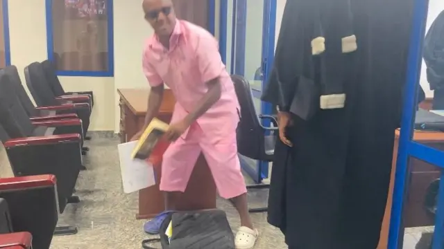 Ishusho y'umugabo afise ibitabo mu ntoke