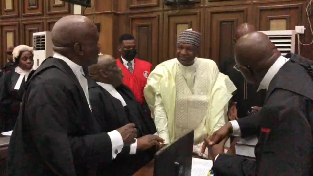 Onye bụbu ọkaiwu ukwu Naịjirịa nakwa mịnịsta na-ahụ maka ikpe ziri ezi aha ya bụ Abubakar Malami na ndị ọkaikpe ya n'ụlọikpe ukwu n'Abuja