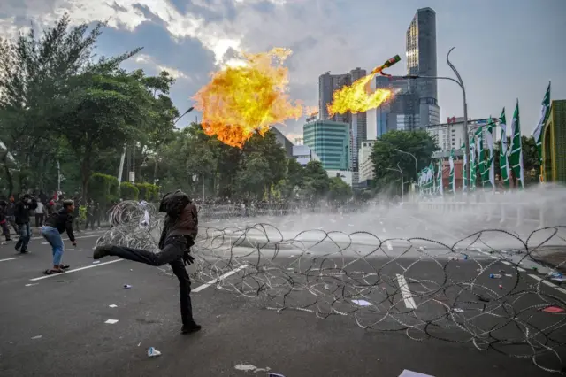 demo mahasiswa, mahasiswa, UU TNI, revisi UU TNI, Surabaya, MK