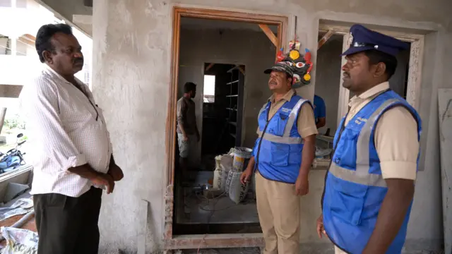 ప్రజలతో పోలీసులు