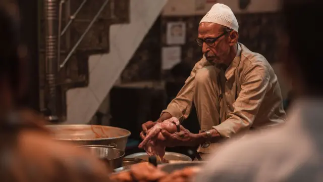 मटण बनविणारा पुरूष 