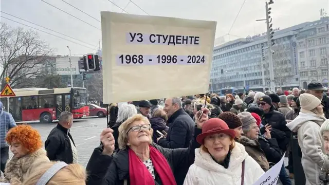 Две пензионерке са транспарентима на Тргу републике у Београду