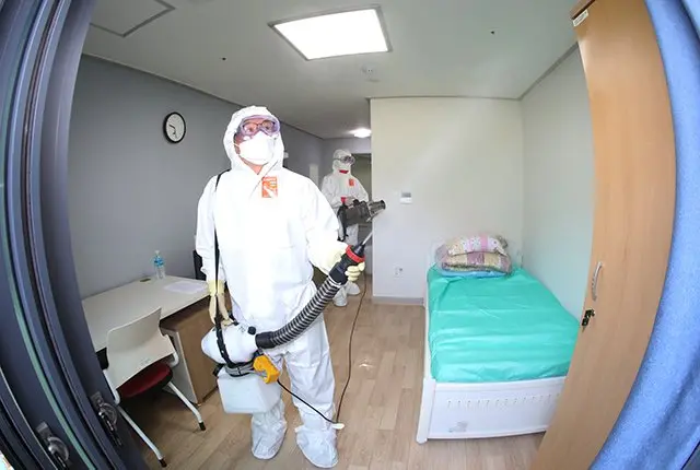 코로나19 생활치료센터 재개소를 앞두고 시설 내부 소독을 하고 있다