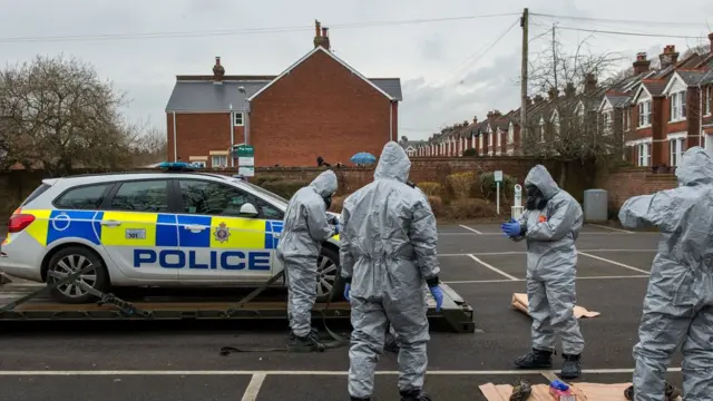 полицейские на парковке, где находился автомобиль Скрипаля