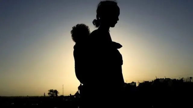 ቆልዓ ሓዚላ ናብ ስደት እትወጽእ ኣደ