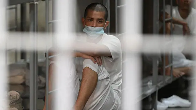 Una persona detenida en el Cecot, El Salvador.