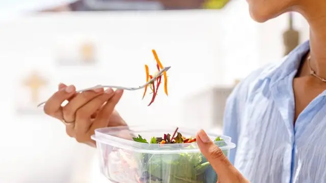 Pessoa comendo saladaquina de são joão aposta pela internetpote transparente