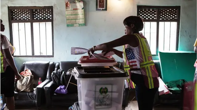 nwanyị na-atụ ntụlịaka