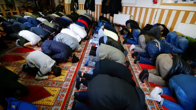 Almanya'da bir camide namaz kılanlar.