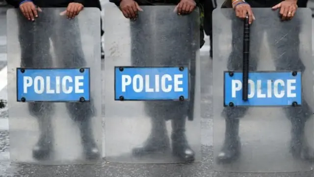 චෝදනා ලැබූ පොලිසියේ සාමාජිකයන් 33 දෙනෙකුට එරෙහිව විනය ක්‍රියාමාර්ග ගෙන තිබෙන බව විදේශ අමාත්‍යාංශය පවසයි