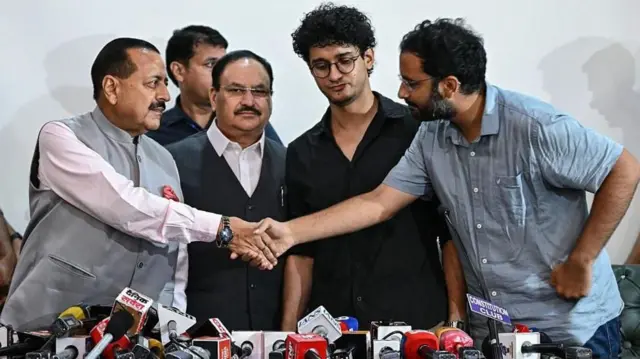 బీజేపీ, కాక్రోచ్ జనతా పార్టీ, దిల్లీ, ఆందోళనలు, నరేంద్ర మోదీ