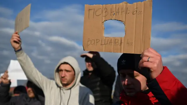 Russia invade Ukraine: Latest fotos of welcome for thousands of Ukrainians wey escape