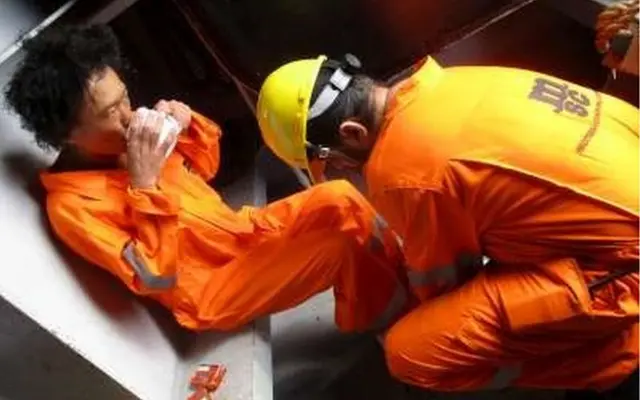 Японского серфера спасли