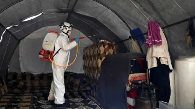 Beyaz Baretliler, Türkiye sınırındaki Kafr Lusin Kampı'nı dezenfekte ediyor