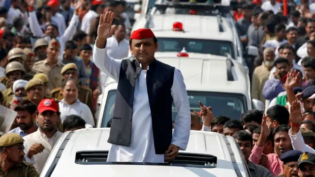 तीन नवंबर 2016 को लखनऊ में रोड शो करते मुख्यमंत्री अखिलेश यादव.