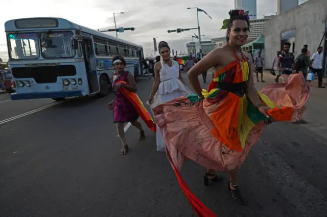 සමලිංගිකයින්ට හිරිහැර වන ශ්‍රී ලංකාවේ නීති ඉවත්කිරීමට මුලික පියවර ගනී