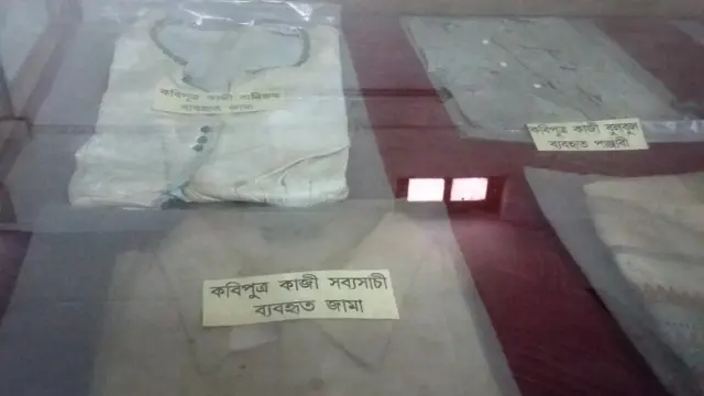 চুরুলিয়া গ্রামের সংগ্রহশালায় নজরুল পরিবারের ব্যবহৃত কাপড়।