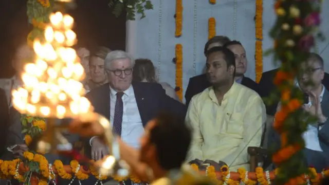 गंगा आरती के दौरान दशाश्वमेध घाट पर वाल्टर