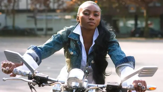 Жінка на мотоциклі