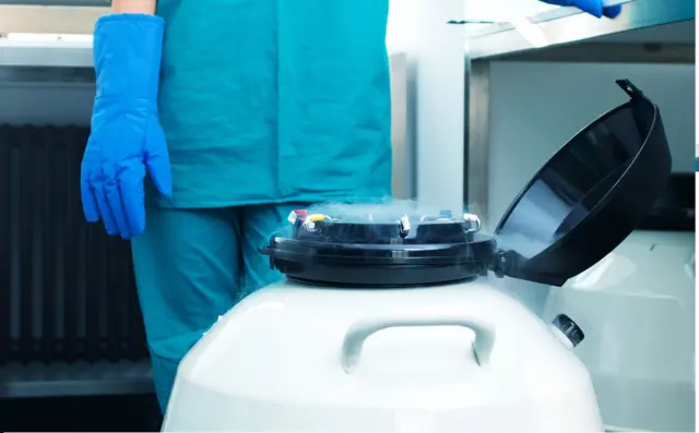 ਸੈਂਪਲ ਸੰਭਾਲ ਰਿਹਾ ਵਿਗਿਆਨੀ