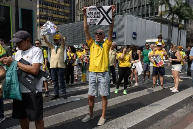 Manifestantes durante um protesto contra a suspensão do Xcopa mundo do futsal f12.bet sub-21São Paulocopa mundo do futsal f12.bet sub-217copa mundo do futsal f12.bet sub-21setembrocopa mundo do futsal f12.bet sub-212024.