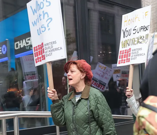 النجمة الشهيرة سوزان ساراندون تساند إضراب الكتاب أمام مقر نتفليكس في مدينة نيويورك في مايو/أيار الماضي