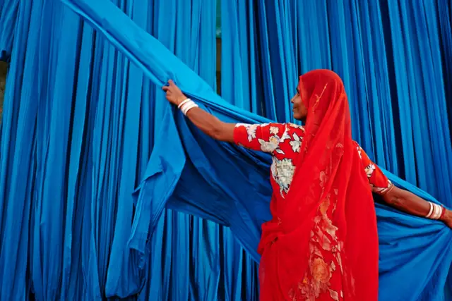 सगळ्यात अस्वस्थ करणारी गोष्ट म्हणजे, ही कथा केवळ दक्षिण कोरियासाठीच नव्हे, तर भारतासाठीही तितकीच लागू होते, किंबहुना अधिक तीव्रतेने!