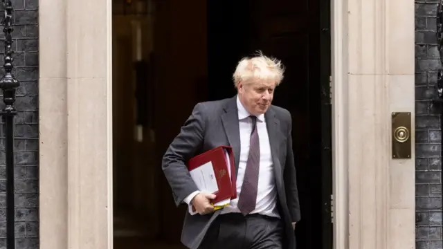 بوریس جانسون، صبح امروز دفترش را ترک کرد و به پارلمان رفت. او در پارلمان بود که دستورات ترمیم کابینه را صادر کرد