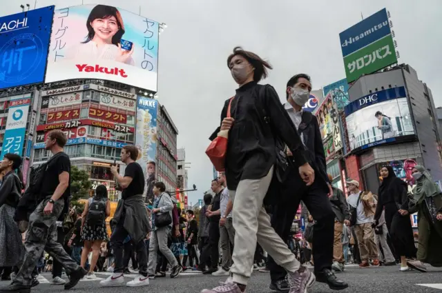 Orang-orang menyeberang jalan di Shibuya Crossing di pusat kota Tokyo pada 6 November 2023.
