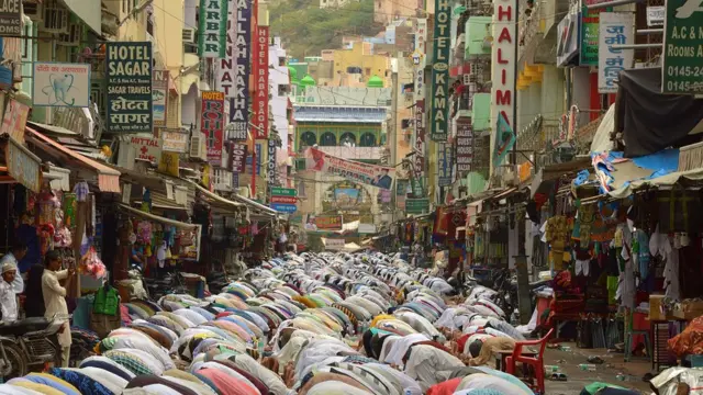 আজমিড়ে নামাজ পড়ছেন মুসলিমরা