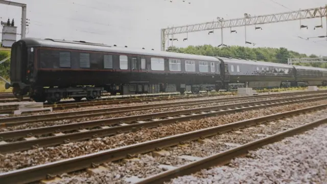 THE ROYAL TRAIN 白う AT SANDRINGHAM