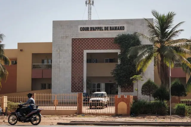 Un bâtiment sur lequel est écrit "Cour d'Appel de Bamako"