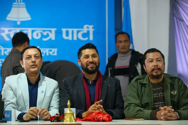 रास्वपा नेताहरू दायाँबाट क्रमश: विराजभक्त श्रेष्ठ, रवि लामिछाने र डीपी अर्याल