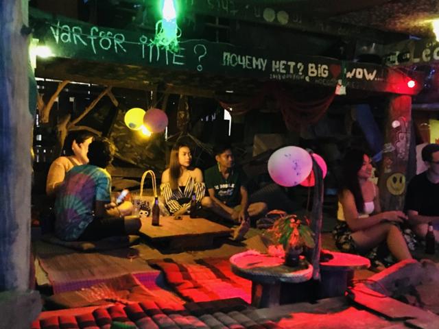 Một quán rượu ở xóm biển gần Railay Beach, Krabi, Thái Lan