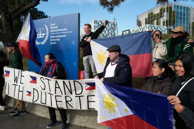 Сторонники Родриго Дутерте у здания Международного уголовного суда 12 марта 2025 года в Гааге, Нидерланды.
