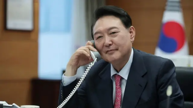 윤석열 대통령 당선인이 16일 오후 서울 종로구 통의동 집무실에서 스콧 모리슨 호주 총리와 통화하고 있다
