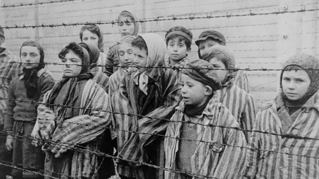 Crianças sobreviventesaposta simples bet365Auschwitz, resgatadas pelo Exército da União Soviética, algumas delas identificadas pelo Museu do Holocausto, EUA: 'Tomasz Szwarz; Alicja Gruenbaum; Solomon Rozalin; Gita Sztrauss; Wiera Sadler; Marta Wiess; Boro Eksztein; Josef Rozenwaser; Rafael Szlezinger; Gabriel Nejman; Gugiel Appelbaum; Mark Berkowitz (um gêmeo); Pesa Balter; Rut Muszkies (depois Webber); Miriam Friedman; e as gêmeas Miriam Mozes e Eva Mozes, usando gorros tricotados