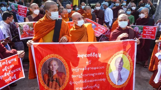 ဦးဝီရသူကို ရုံးထုတ်စစ်ဆေးပေးရေးအတွက် အင်းစိန်ထောင်ရှေ့မှာ ဇန်နဝါရီ ၁၆ ရက်နေ့ကတောင်းဆိုခဲ့ကြ