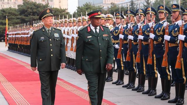 中共中央军委委员、军委联合参谋部参谋长李作成在八一大楼与来访的津巴布韦国防军司令奇文加举行会谈。
