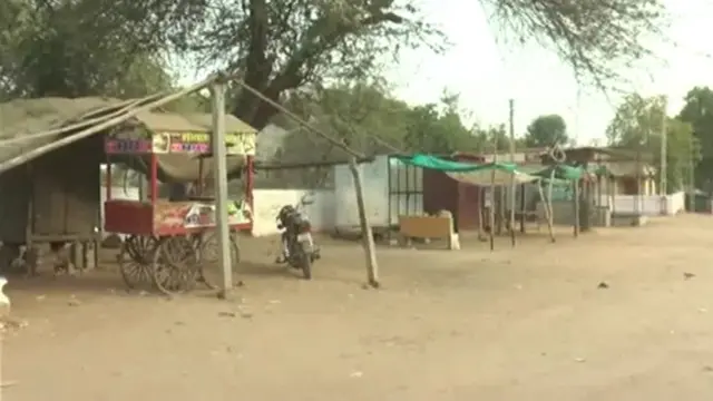 પોલીસ વધુ ધરપકડ ન કરે એટલે ગામમાંથી લગભગ બધા પુરુષો ગામ છોડી ગયા છે